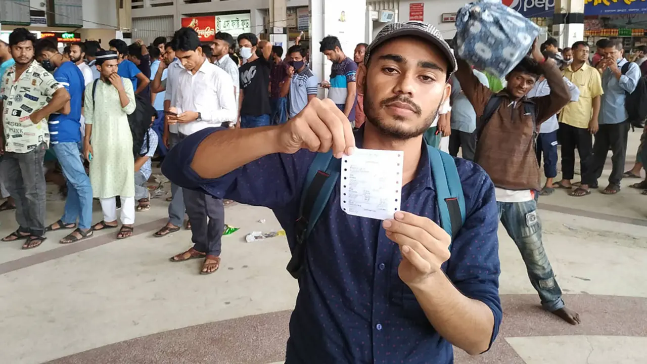 ৪০ ঘণ্টা অপেক্ষার পর স্বস্তির টিকিট