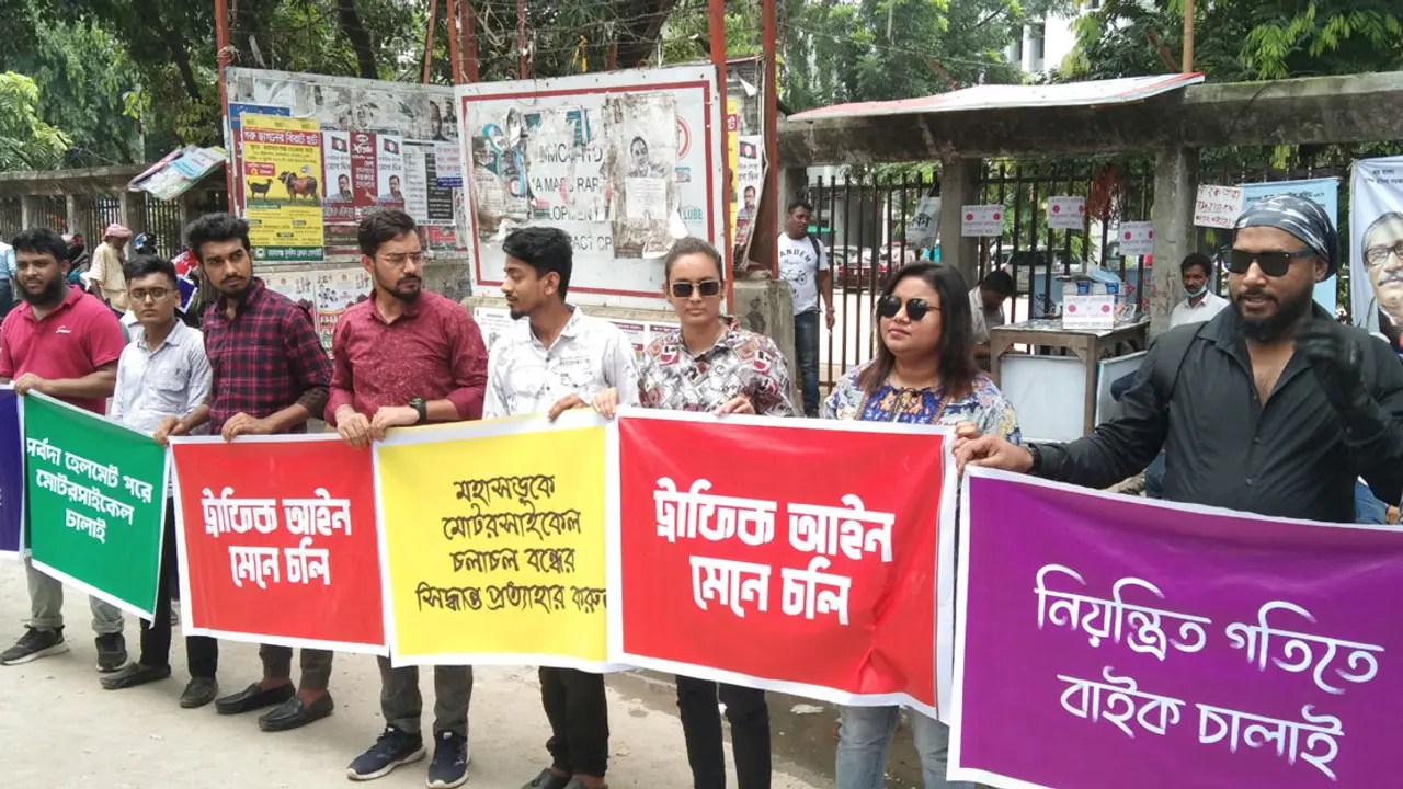 আয় কমার ভয়ে মহাসড়কে বাইক বন্ধ করিয়েছেন বাসমালিকরা