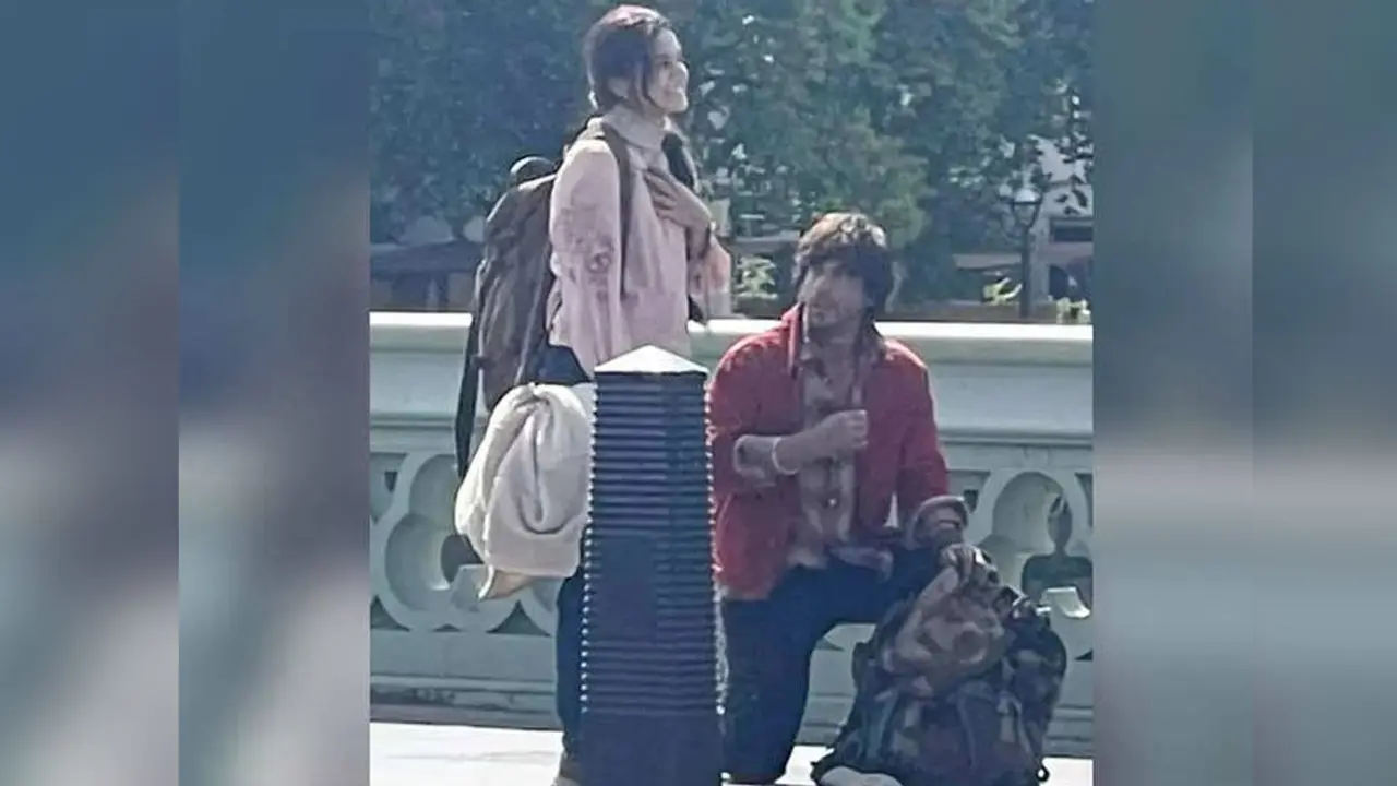 লন্ডনের রাস্তায় হাঁটু গেড়ে বসে শাহরুখ, পাশে হাসিমুখে তাপসী