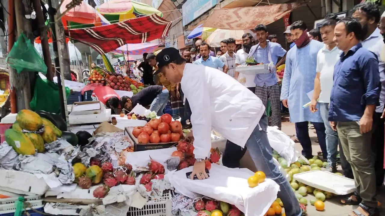 ব্যবসায়ীদের ফল রাস্তায় ফেলে দিলেন আজাদ প্রোডাক্টসের মালিক