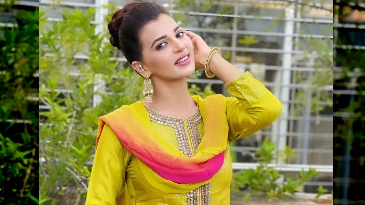 আমি পেটে বাচ্চা নিয়ে আড়ালে থাকা নায়িকা না: বর্ষা