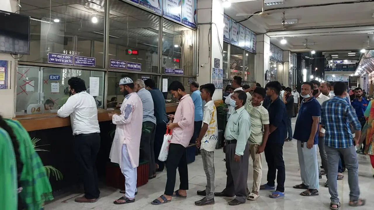 ঈদের আগে গ্রাহকদের ভিড়, টাকা তোলার হিড়িক