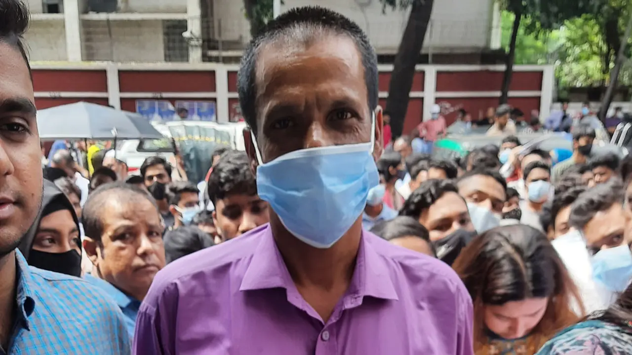 ঢাবি ভর্তি : আশাহত হলেন ৫৫ বছর বয়সী বেলায়েত শেখ