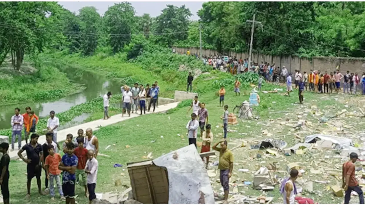 আতশবাজি বিক্রেতার বাড়িতে ঘণ্টাব্যাপী বিস্ফোরণ, নিহত ৬
