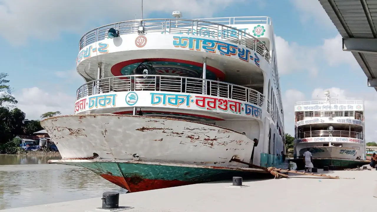 কর্মস্থলে ফিরছেন মানুষ, যাত্রী কম লঞ্চে