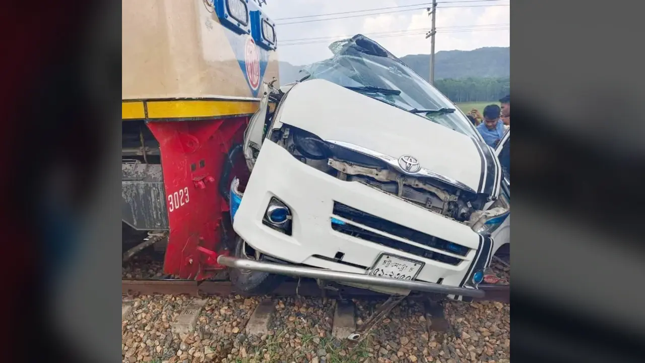 মাইক্রোবাসকে এক কিলোমিটার টেনে নিয়ে যায় ট্রেন : ফায়ার সার্ভিস