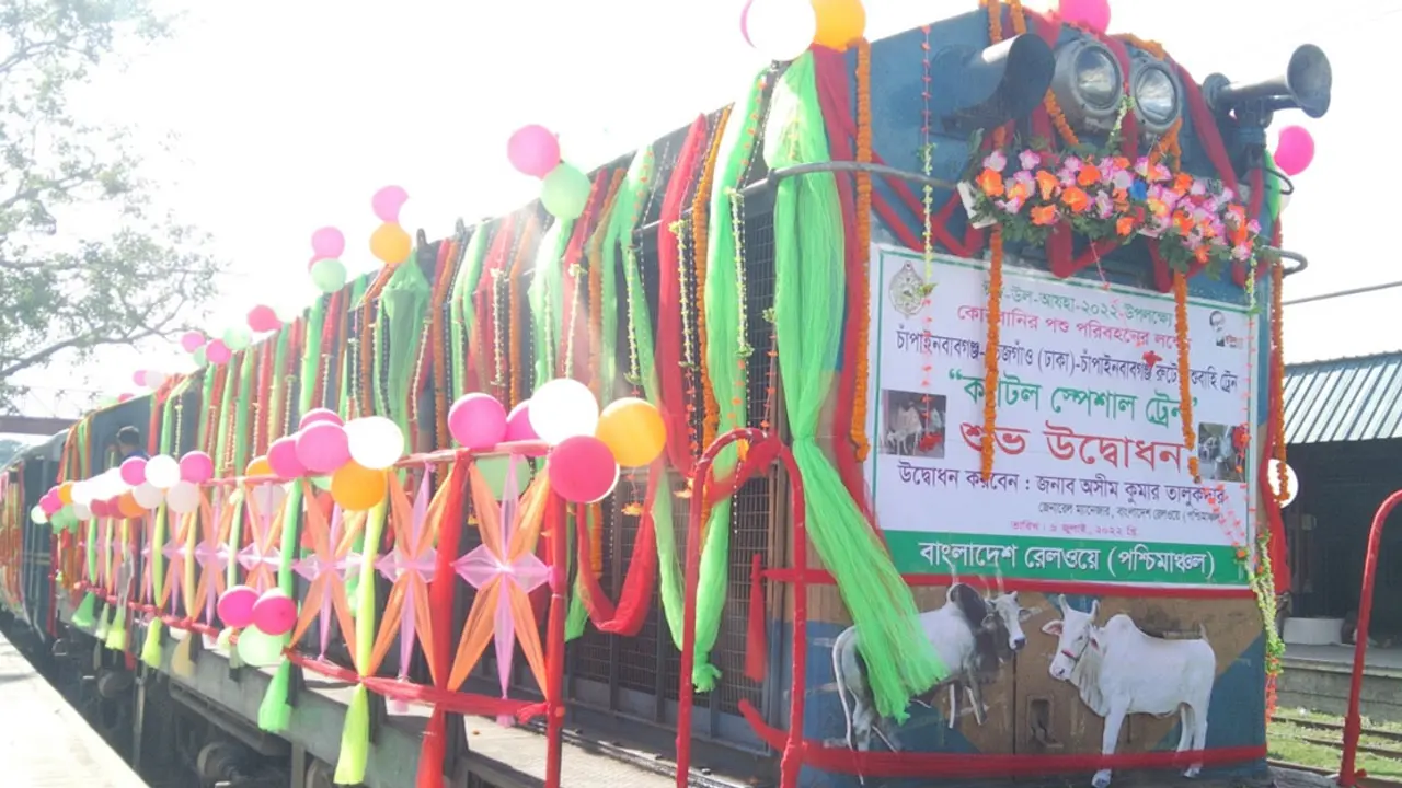চাঁপাইনবাবগঞ্জ থেকে ২২ গরু-ছাগল নিয়ে ঢাকার পথে ক্যাটল ট্রেন