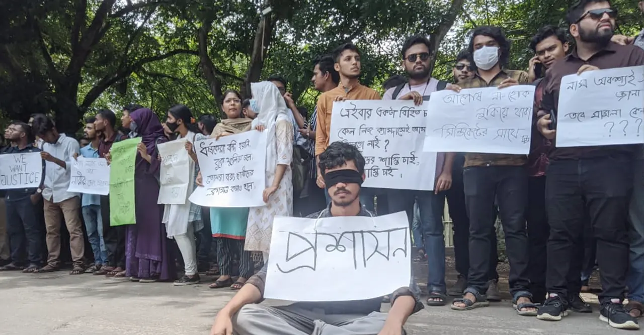 চবিতে ছাত্রী হেনস্তা: নিরাপদ ক্যাম্পাসের দাবিতে দিনভর বিক্ষোভ