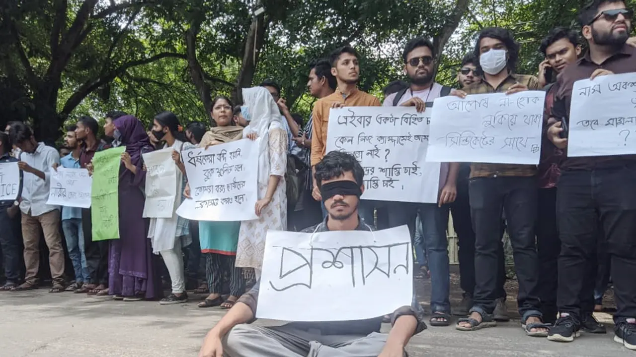 চবিতে ছাত্রী হেনস্তা: নিরাপদ ক্যাম্পাসের দাবিতে দিনভর বিক্ষোভ