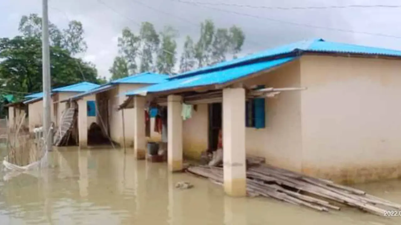নিচু জায়গায় নির্মাণ করা উপহারের ঘর পানিতে ভাসছে