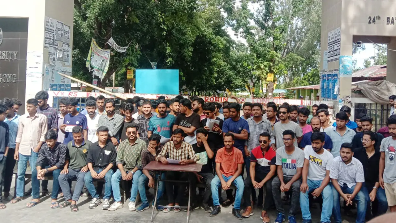 ৫ দফা দাবিতে চবিতে ছাত্রলীগের একাংশের অবরোধ