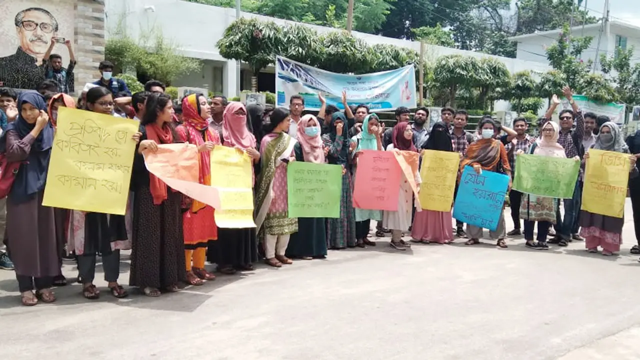 চবিতে ছাত্রী হেনস্তার বিচার দাবিতে ক্লাস বর্জন করে বিক্ষোভ