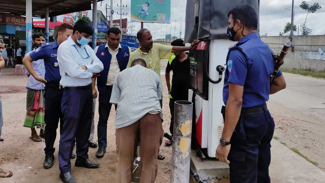 কুমিল্লায় ওজনে তেল কম দেওয়ায় দেড় লাখ টাকা জরিমানা