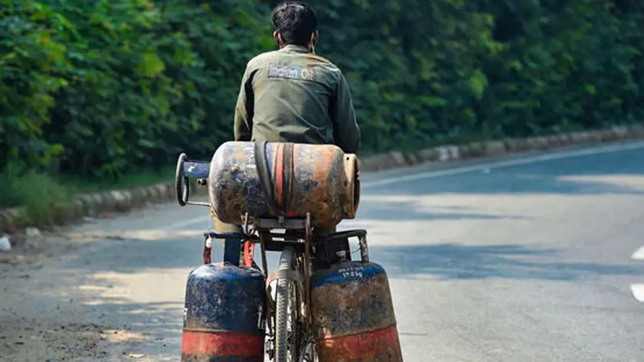 ভারতে কমছে বড় গ্যাস সিলিন্ডারের দাম, মূল্যবৃদ্ধি রান্নার গ্যাসে