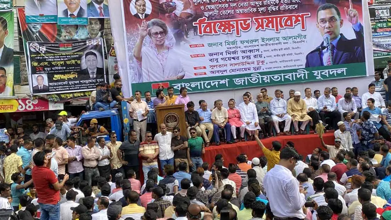 সড়কে অস্থায়ী মঞ্চে চলছে যুবদলের বিক্ষোভ সমাবেশ