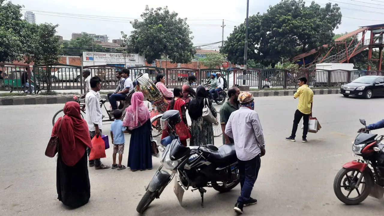 কোলাহল কমেছে রাজধানীতে, রাস্তায় গণপরিবহন সংকট