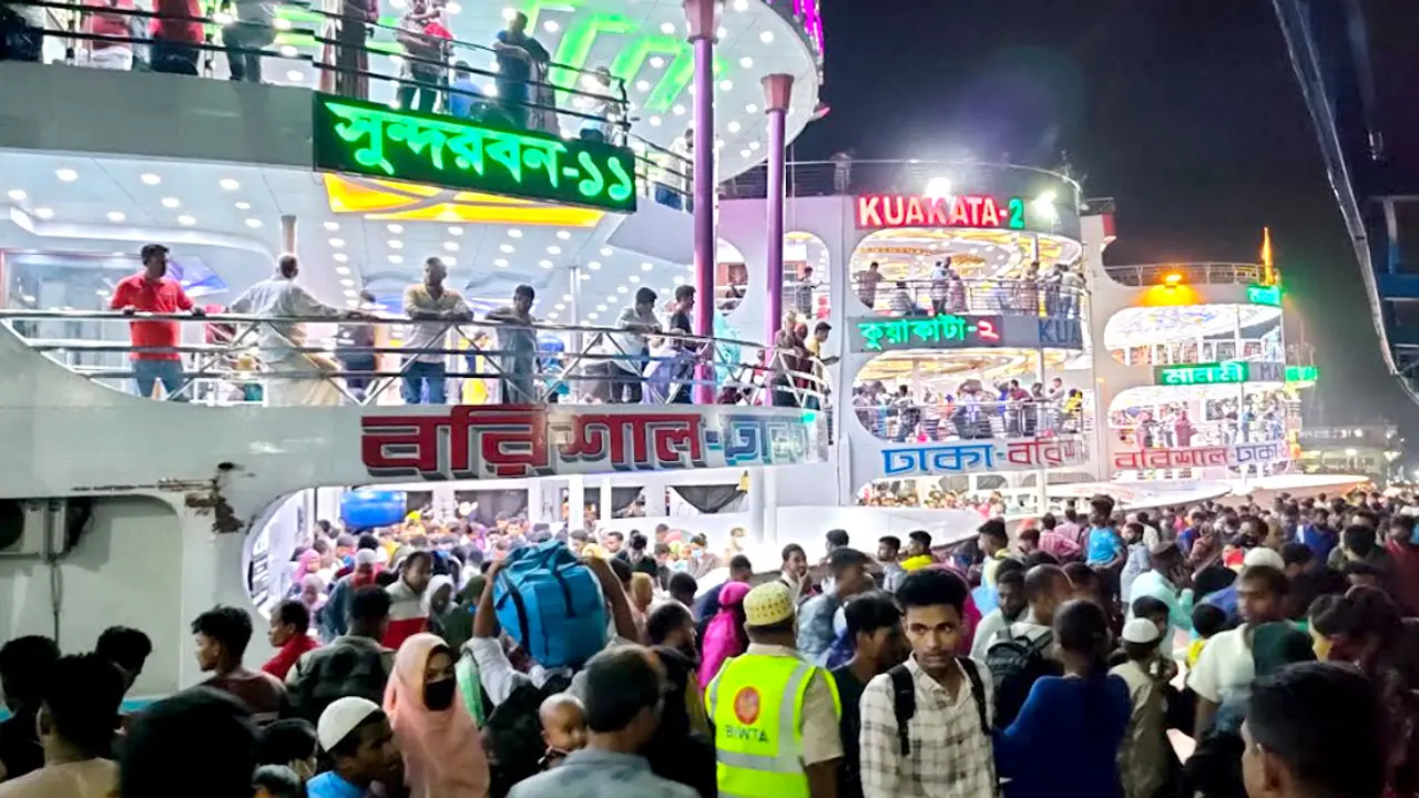 শঙ্কা উড়িয়ে যাত্রীতে ঠাসা ১৪ লঞ্চ পৌঁছাল বরিশালে