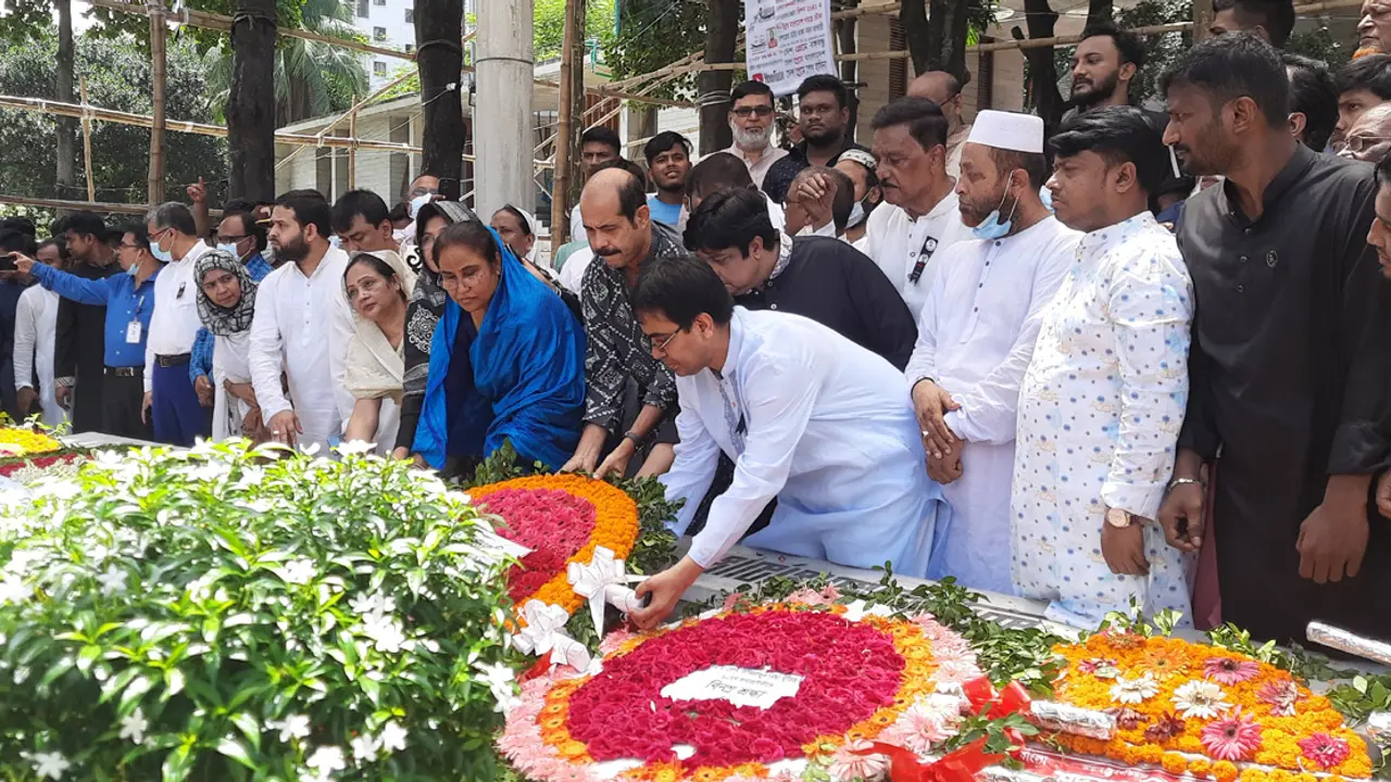 বঙ্গমাতার সমাধিতে মেয়র আতিকের শ্রদ্ধা