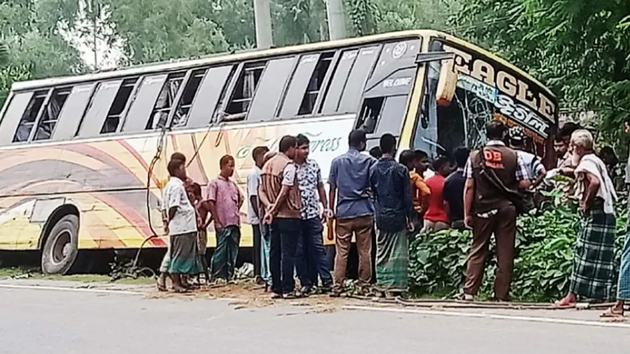 সেই বাসে ১০ জন টিকিটবিহীন যাত্রী ওঠানো হয়