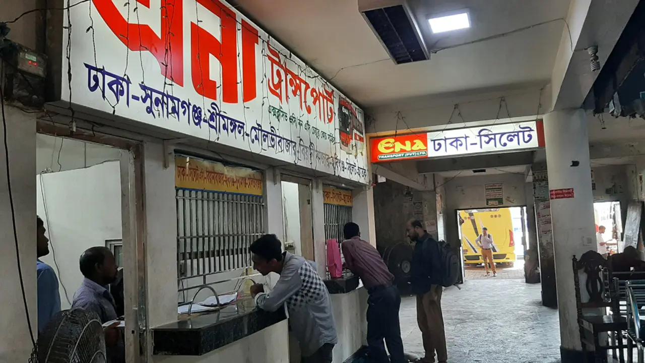 যাত্রী কম মহাখালীতে, ভাড়া নেওয়া হচ্ছে ইচ্ছেমতো