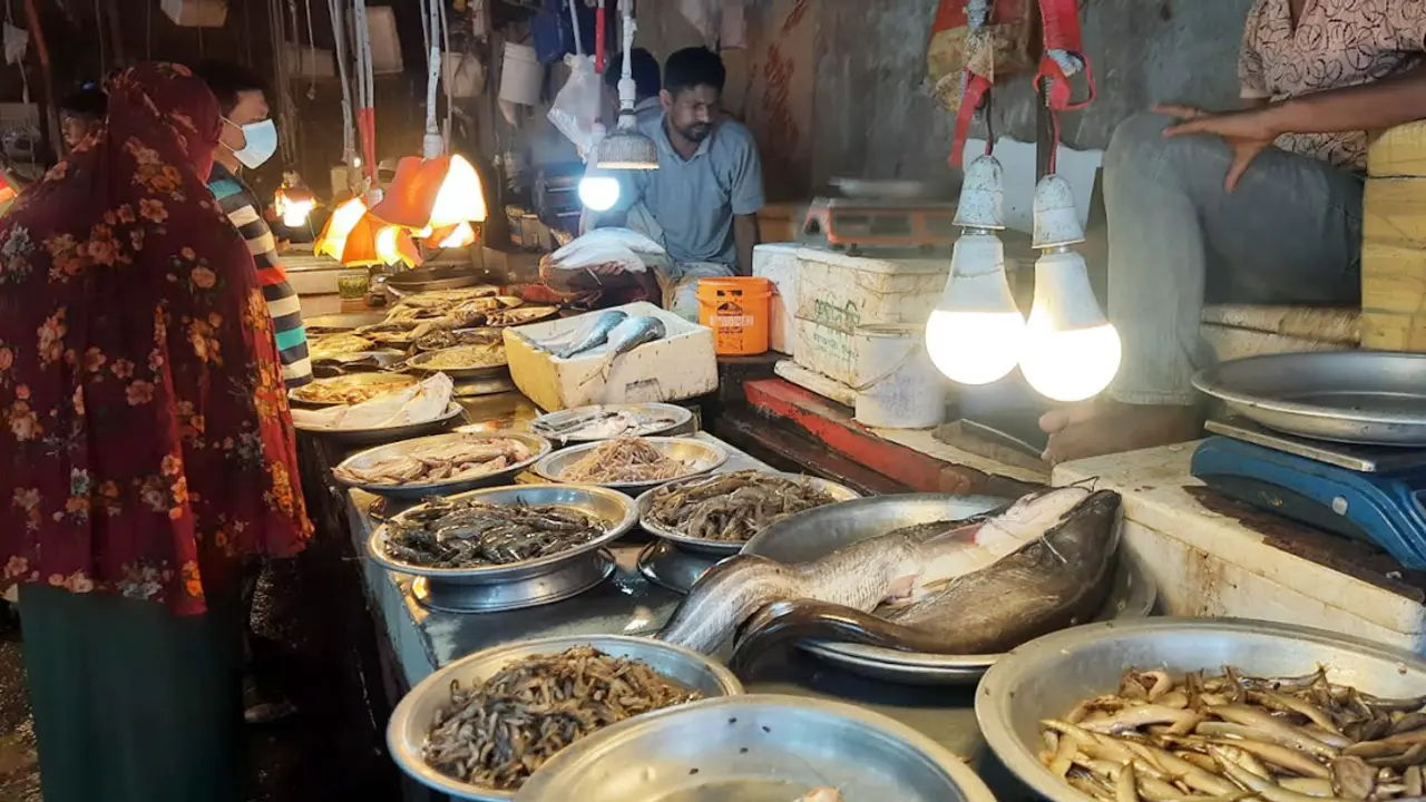 ক্রেতা নেই মাংসের দোকানে, চড়া মাছের বাজার