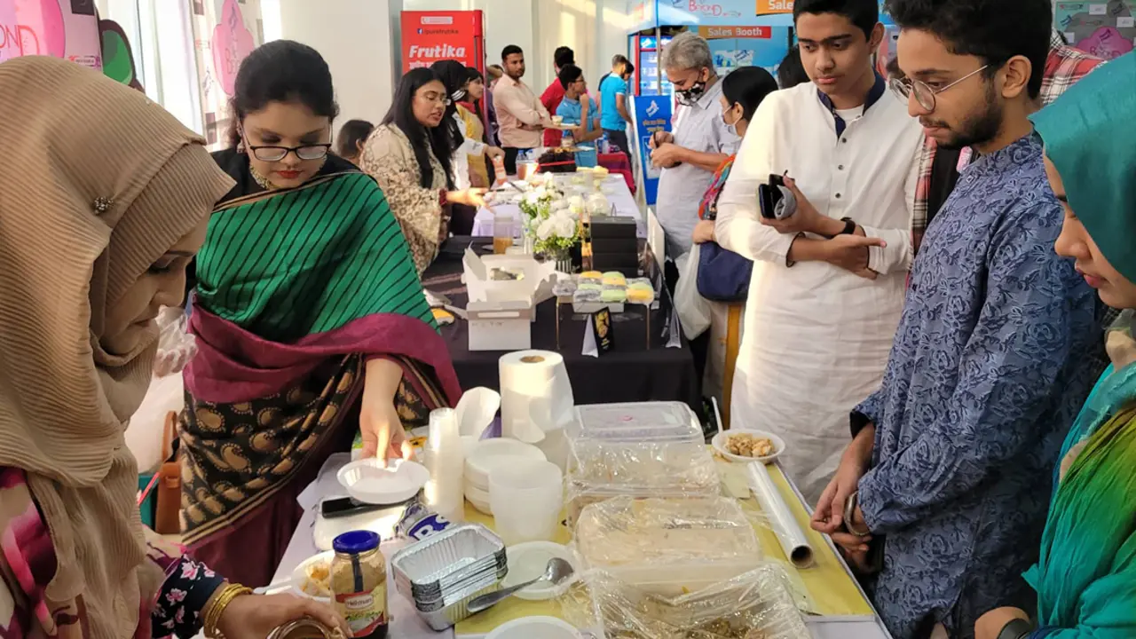 ধানমন্ডিতে হোমমেড ফুড ফেস্টিভ্যাল চলছে