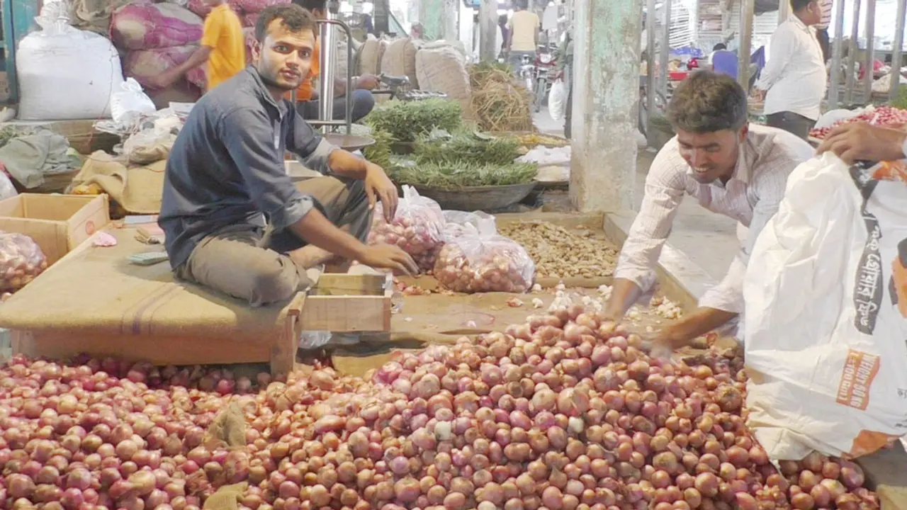 হিলিতে পেঁয়াজের কেজি ৩০ টাকা
