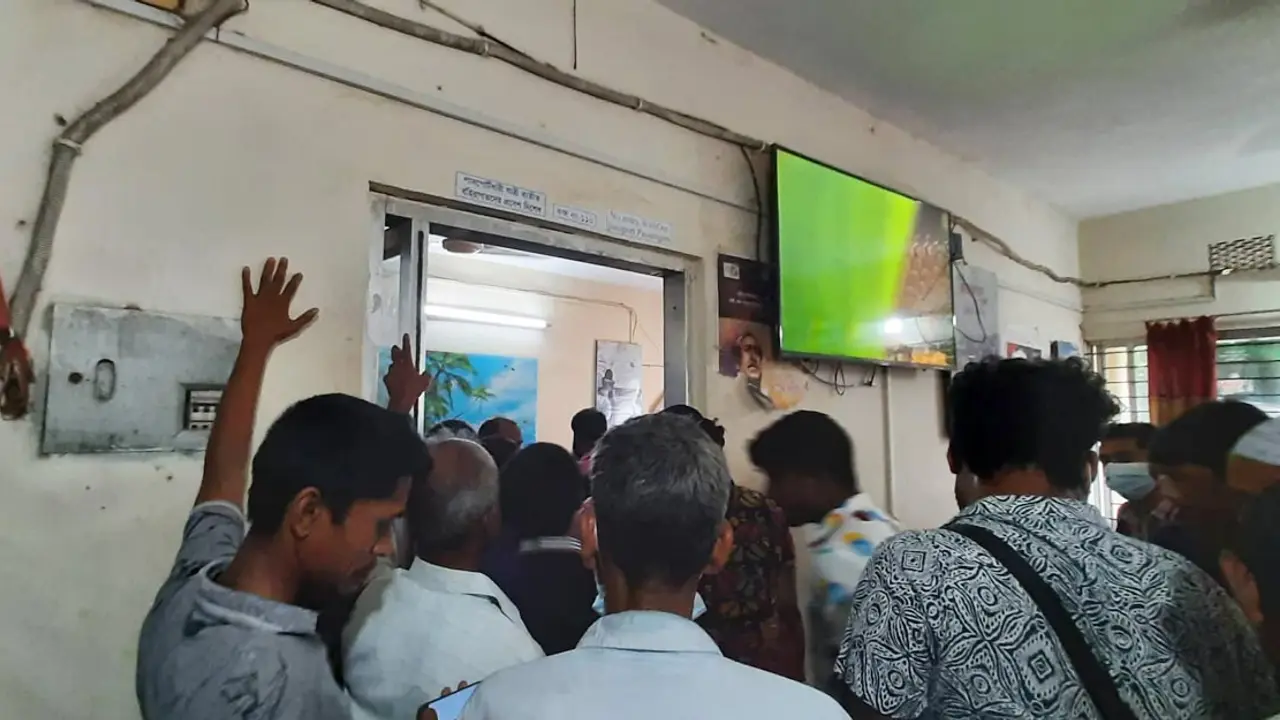 দালালের কথায় ‘চোখ বন্ধ করে’ সিল মারেন ইমিগ্রেশন অফিসার