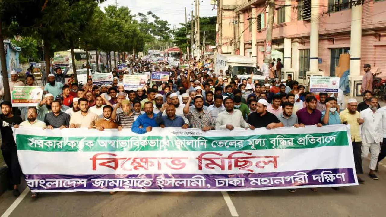 দুর্নীতি ঢাকতেই অযৌক্তিকভাবে জ্বালানি তেলের দাম বাড়িয়েছে সরকার