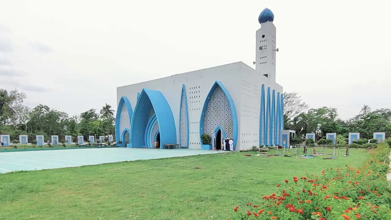 বিশ্বমানের বেলাট মসজিদে মুগ্ধ দর্শনার্থীরা