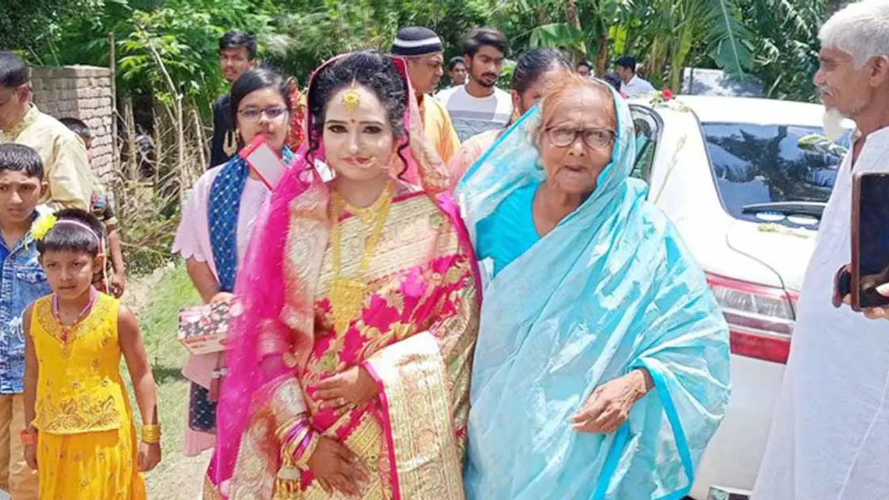 সাংবাদিক বরের বাড়িতে বিয়ে করতে এলেন কনে