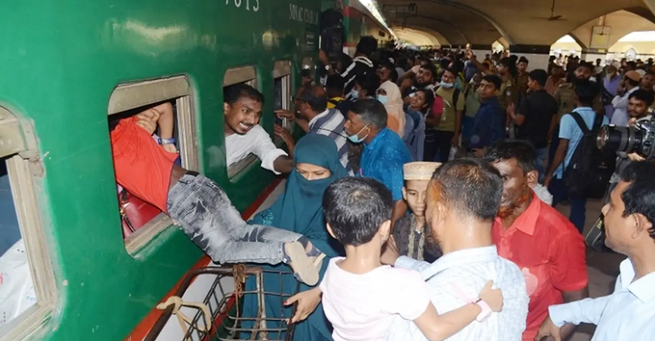 ঘরমুখো মানুষের ঢল নেমেছে কমলাপুরে