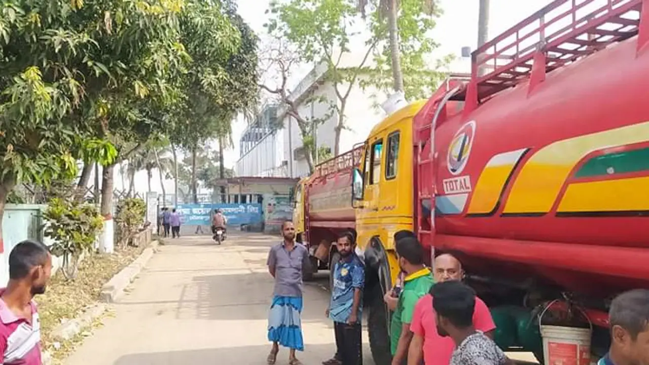খুলনায় চলছে ২৪ ঘণ্টার ট্যাংকলরি ধর্মঘট