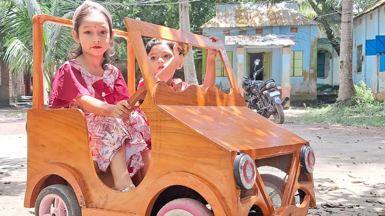 এবার ভাতিজির জন্য কাঠের জিপ গাড়ি বানালেন বুলবুল
