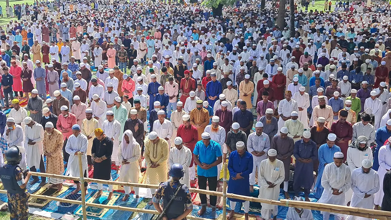 লাখো মুসল্লির উপস্থিতিতে শোলাকিয়ায় ঈদ জামাত অনুষ্ঠিত