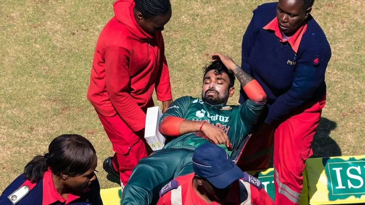 চোট নিয়ে স্ট্রেচারে মাঠ ছাড়লেন লিটন