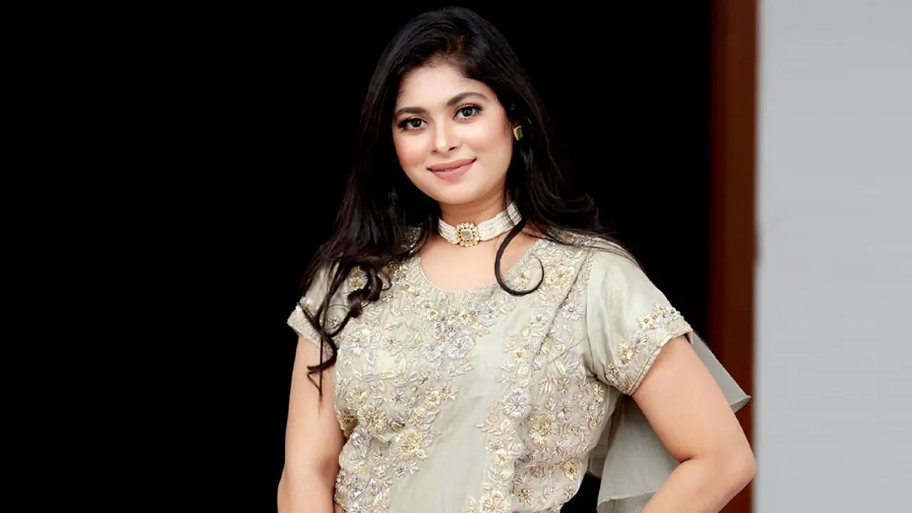 সিনেমায় অভিষেক হচ্ছে গায়িকা লুইপার