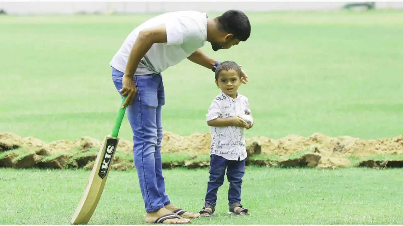 মিরপুরে ছেলেকে নিয়ে ক্রিকেটে মাতলেন মিরাজ