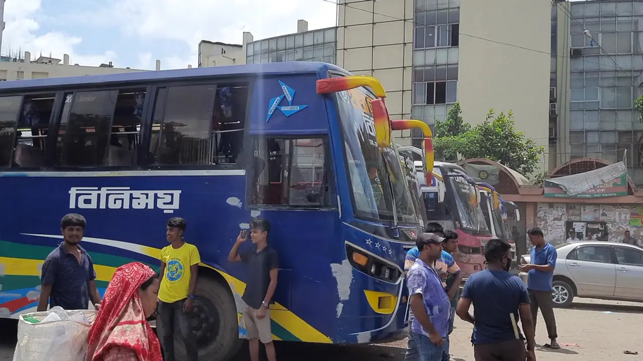 যাত্রীদের সঙ্গে ‘বিপাকে’ পরিবহন সংশ্লিষ্টরাও