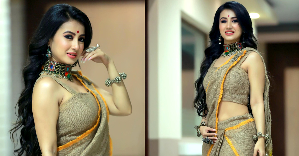 চটের শাড়ি-ব্লাউজ পরে নিন্দার মুখে মনামী