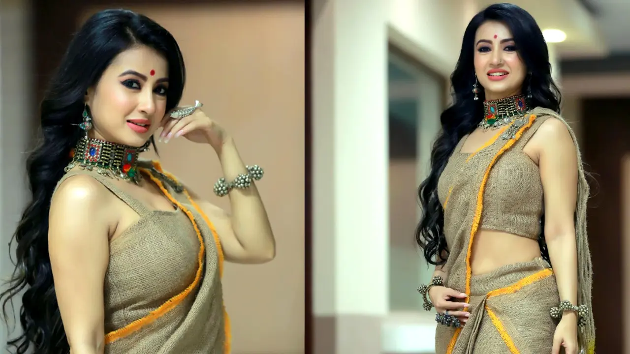 চটের শাড়ি-ব্লাউজ পরে নিন্দার মুখে মনামী