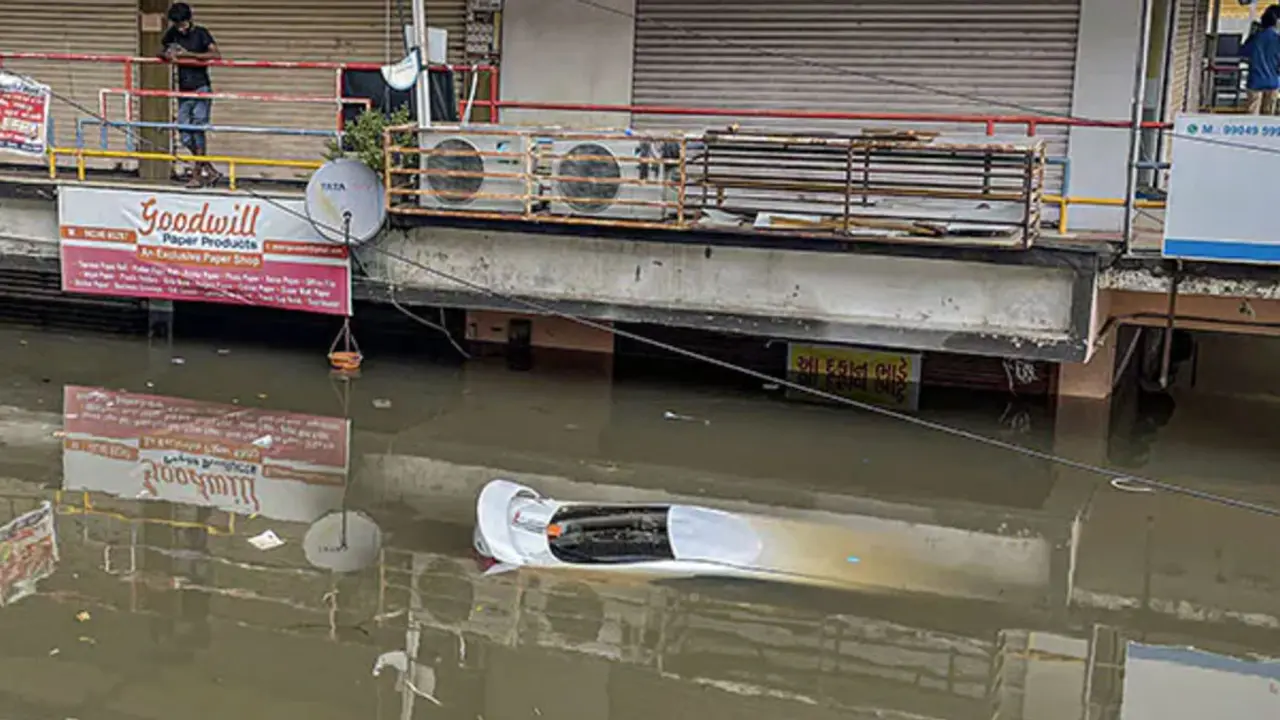 ভারতে ভারী বৃষ্টিতে শিশুসহ ১৮ জনের প্রাণহানি