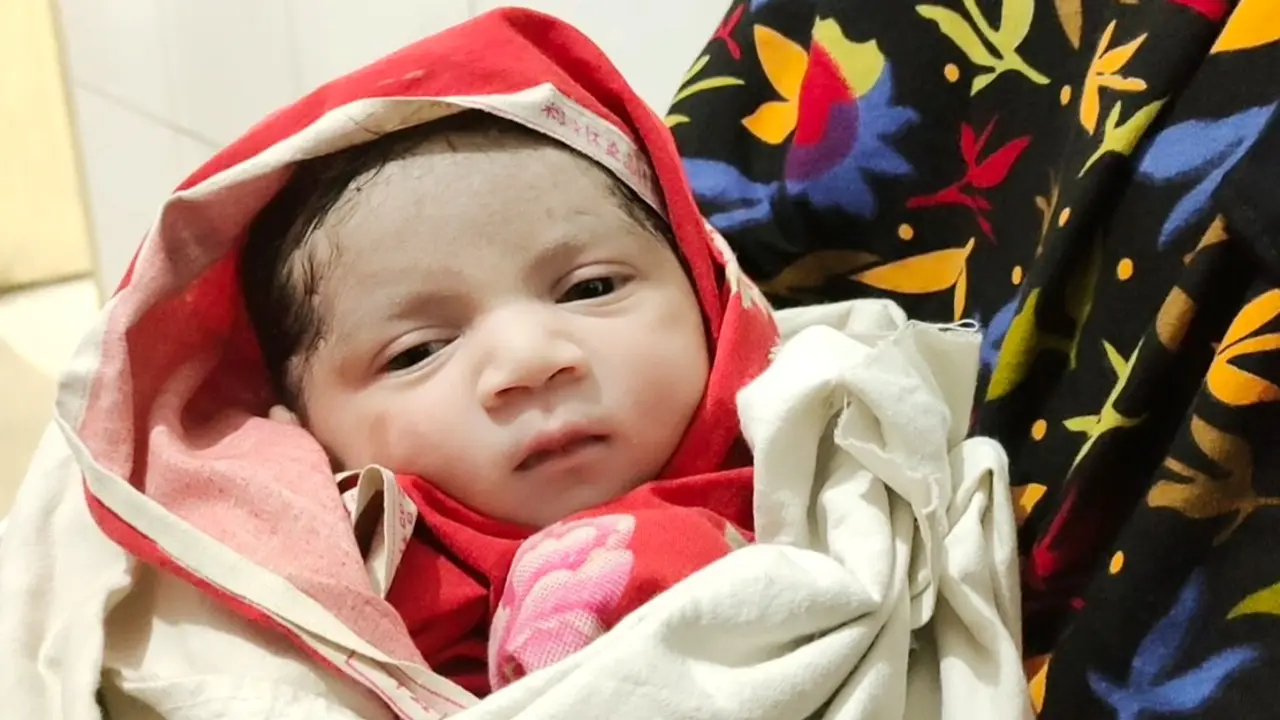 সেই নবজাতককে বুকের দুধ খাওয়াচ্ছেন প্রসূতি মায়েরা