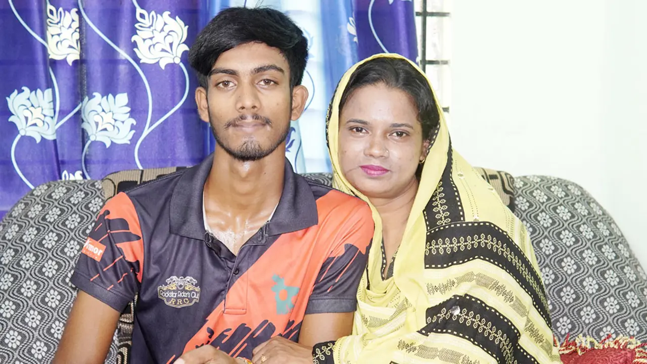 ফেসবুকে প্রেম, শিক্ষিকাকে বিয়ে করলেন কলেজছাত্র