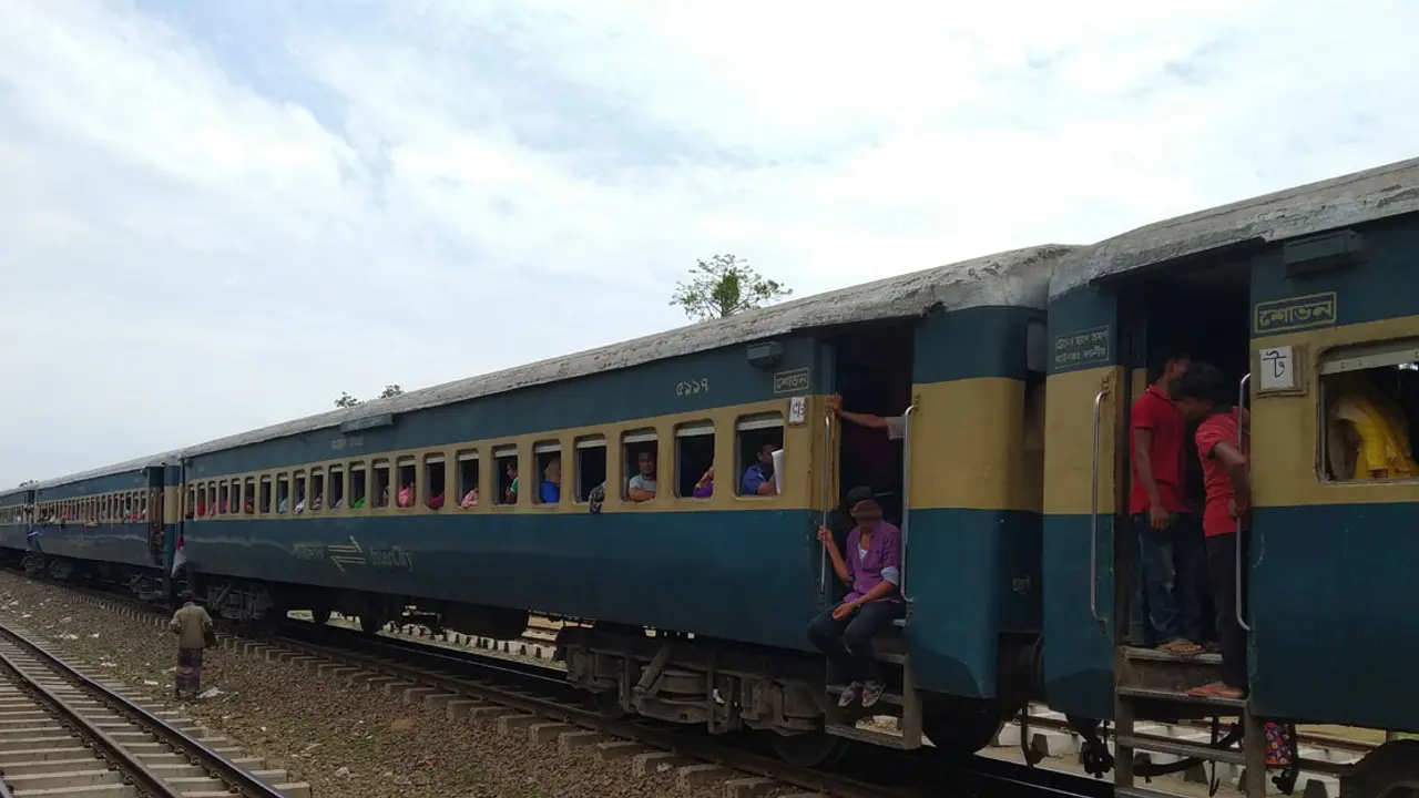 চাকায় আগুন, আধা ঘণ্টা দেরিতে ছাড়ল ট্রেন