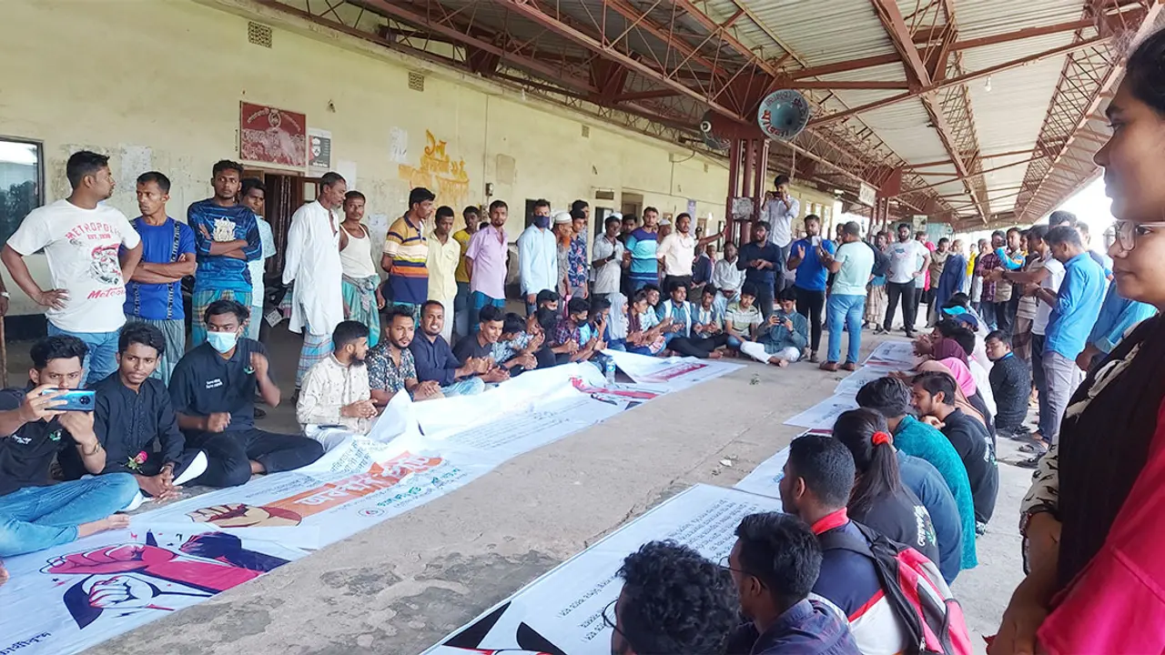 ‘নিঝুম এক্সপ্রেস’ চালুর দাবিতে নোয়াখালীতে অবস্থান কর্মসূচি