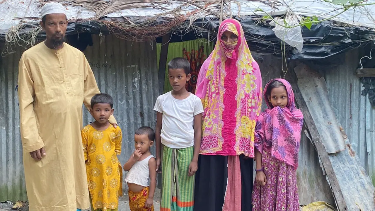 বিয়ে হচ্ছে না মেয়েদের, ঝুপড়ি ঘরে ১০ সন্তান নিয়ে মানবেতর জীবন