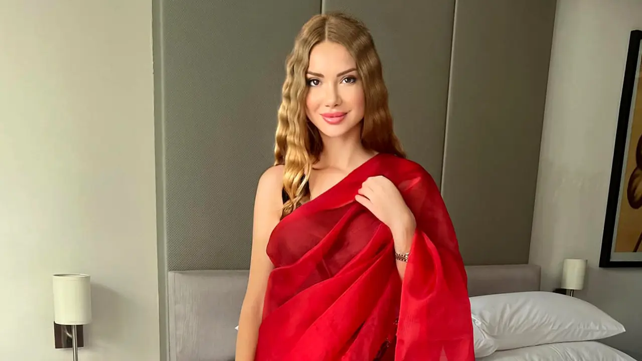 ঢাকাই শাড়িতে নজর কাড়লেন ওটিলিয়া