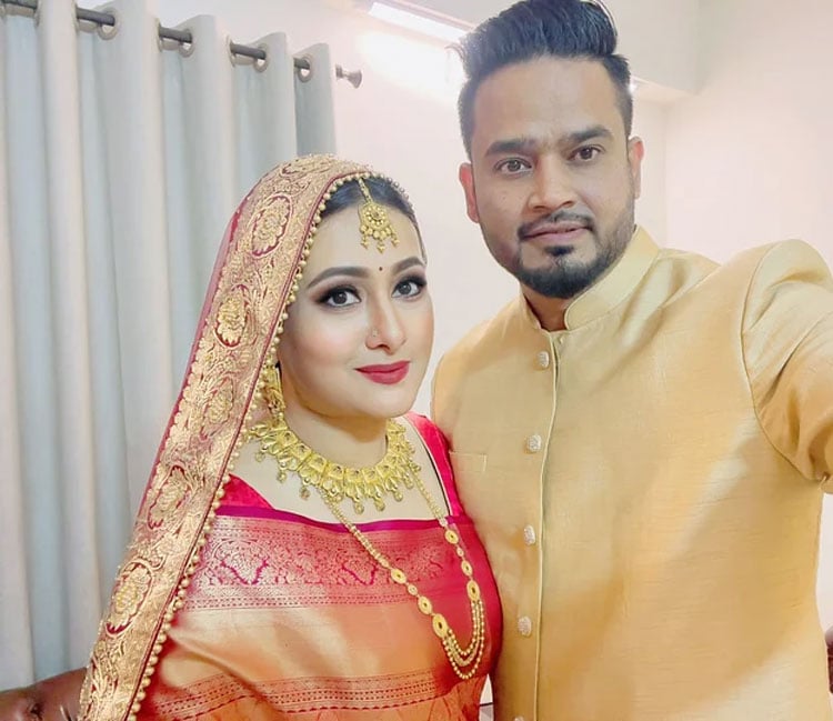 স্বামী রবিনের সঙ্গে পূর্ণিমা