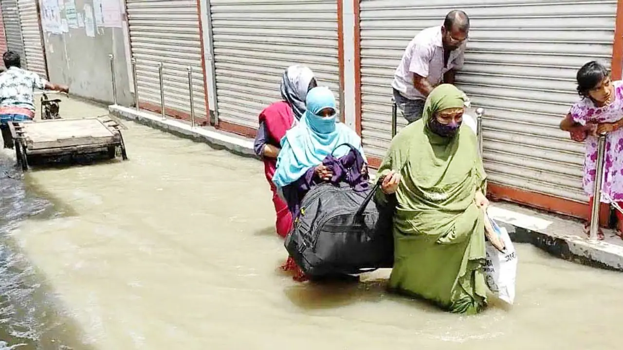 পূর্ণিমার জোয়ারে বাগেরহাটের অর্ধশতাধিক গ্রাম প্লাবিত